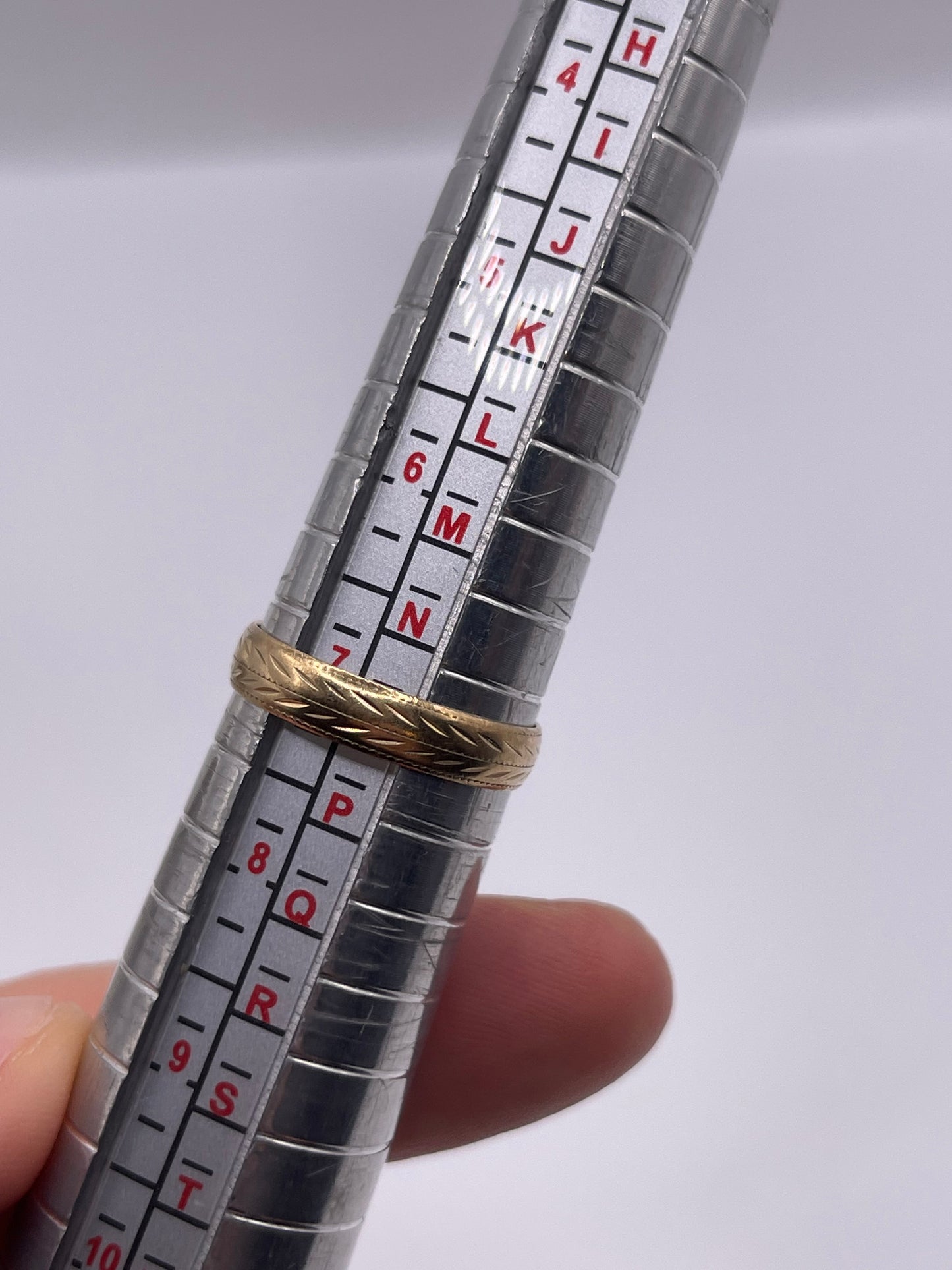 9ct gold patterned band