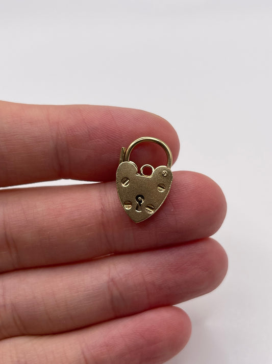 9ct gold padlock 109