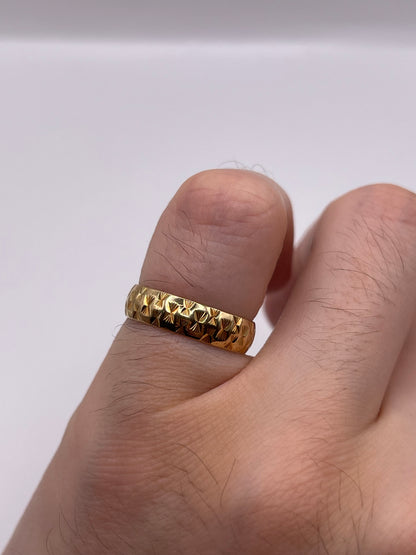 9ct gold patterned band