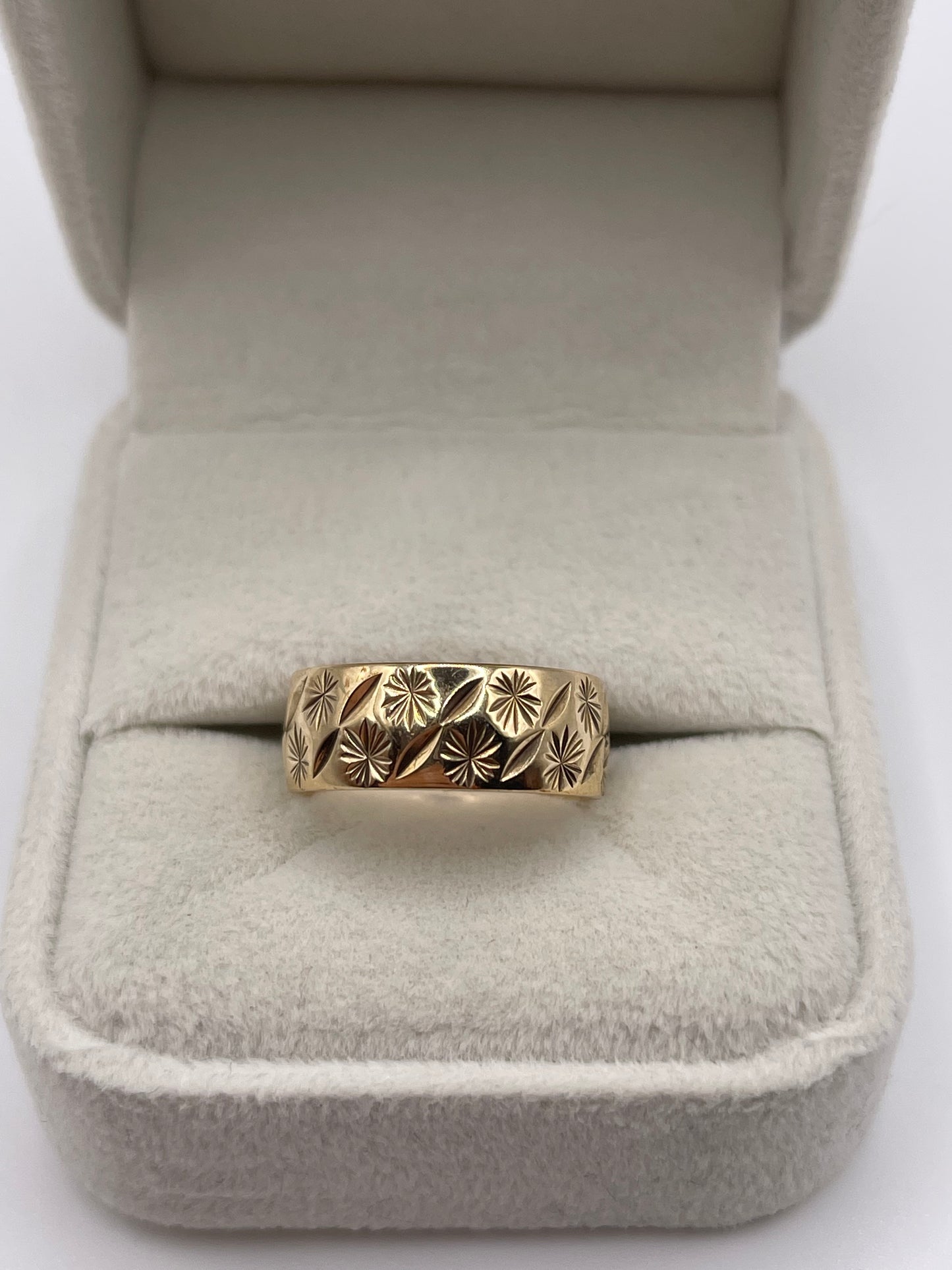 9ct gold patterned band