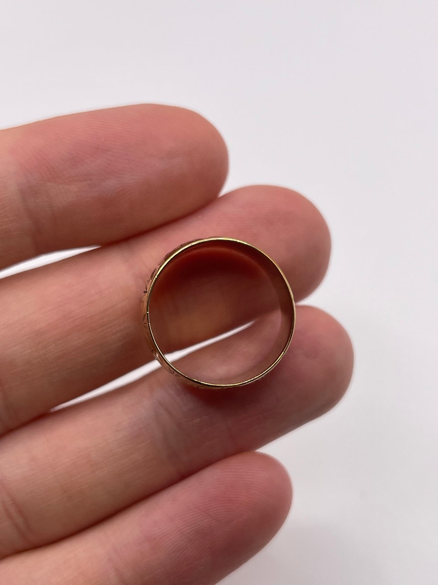 9ct gold patterned band
