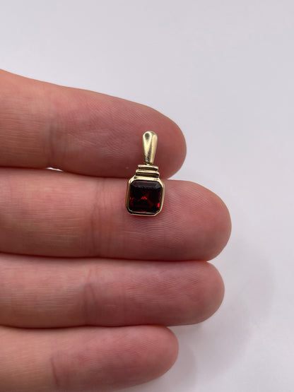 9ct gold garnet pendant