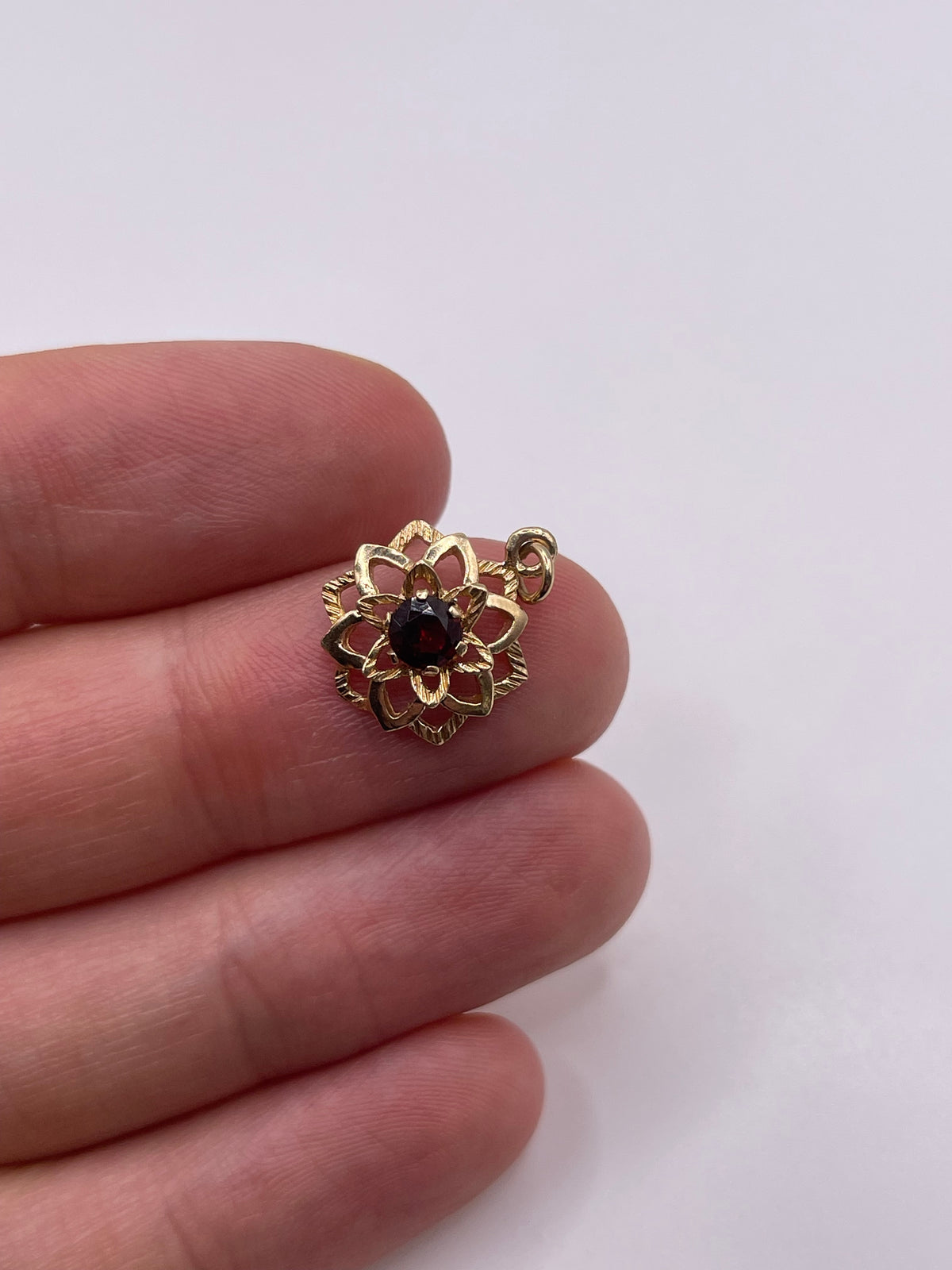 9ct gold garnet pendant