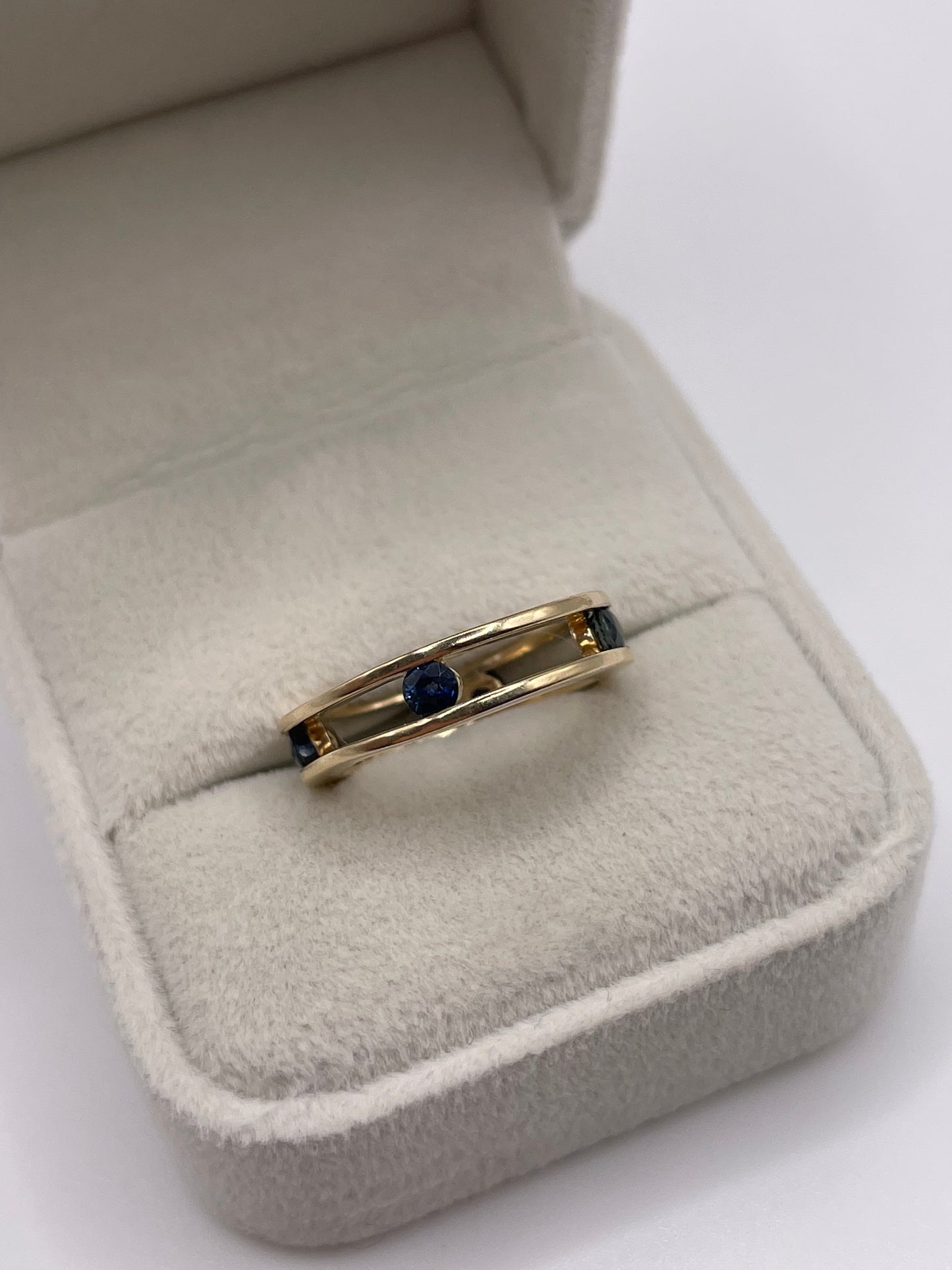 9ct gold sapphire ring