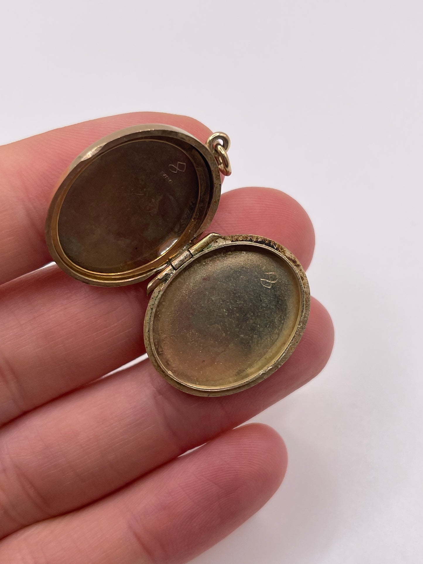 9ct gold locket pendant
