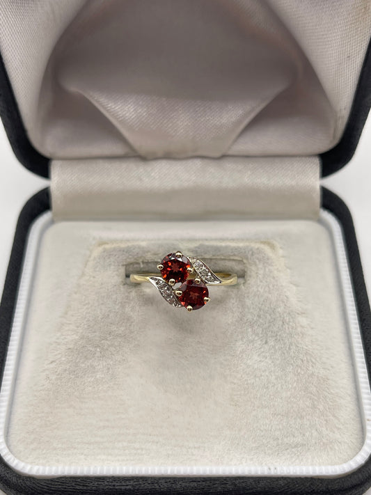 9ct gold garnet and diamond ring
