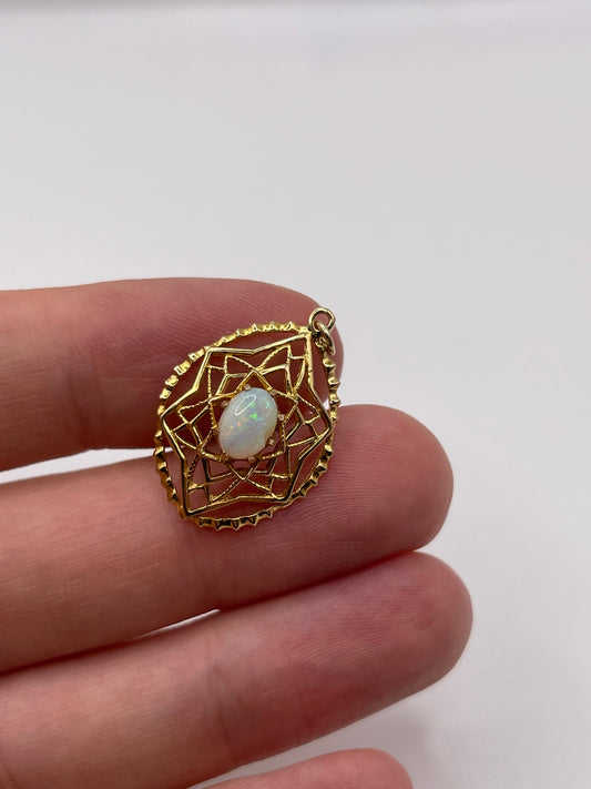 9ct gold opal pendant