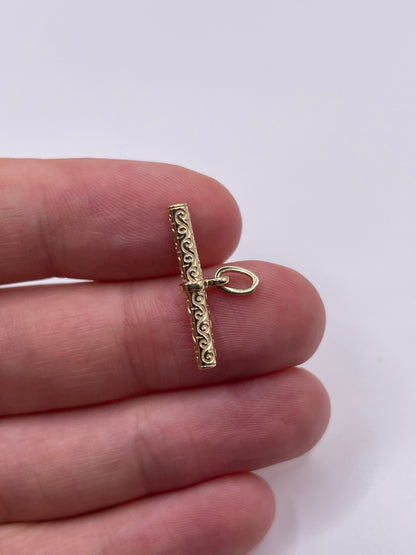 9ct gold patterned t bar pendant
