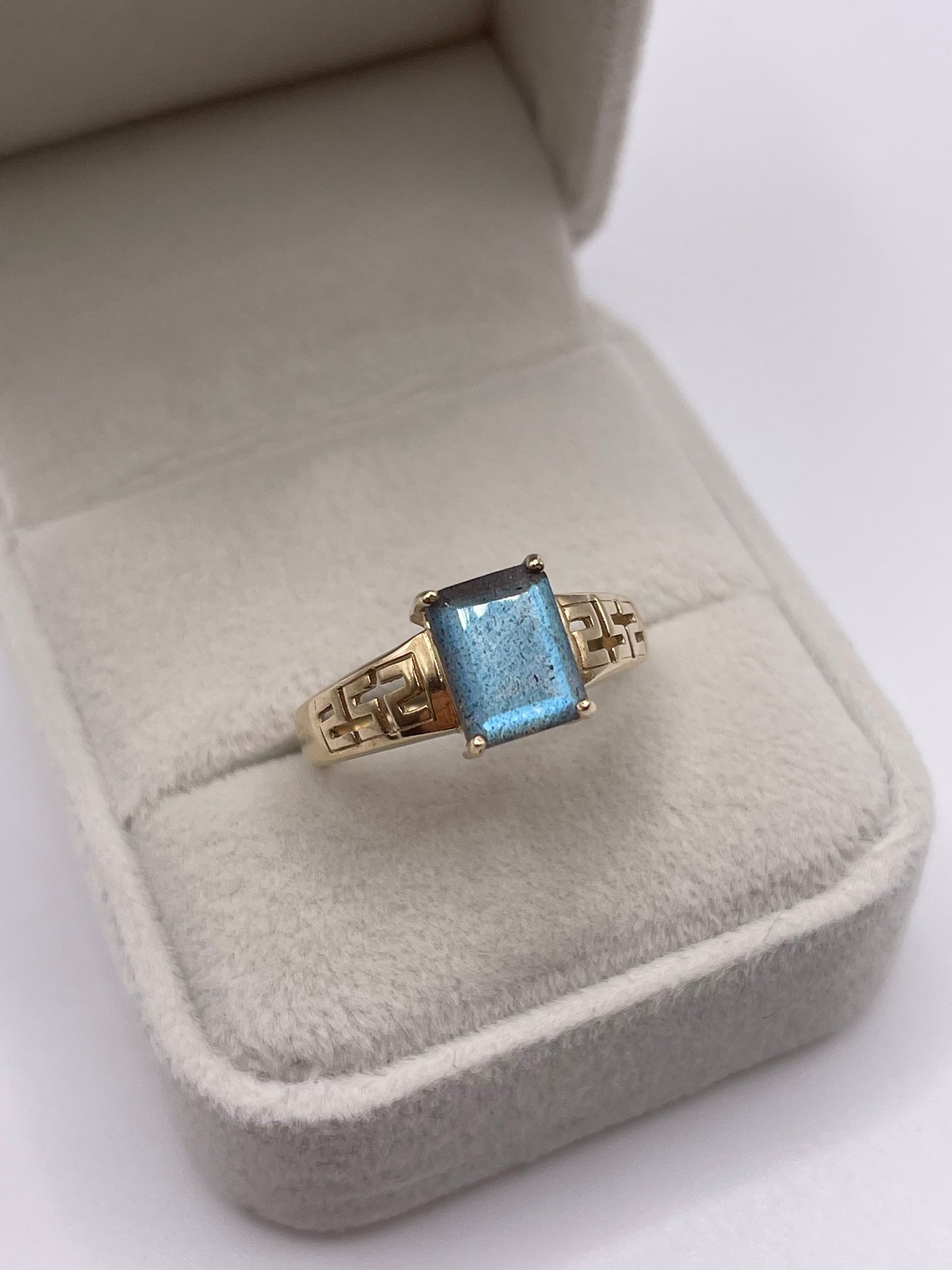 9ct gold labradorite ring