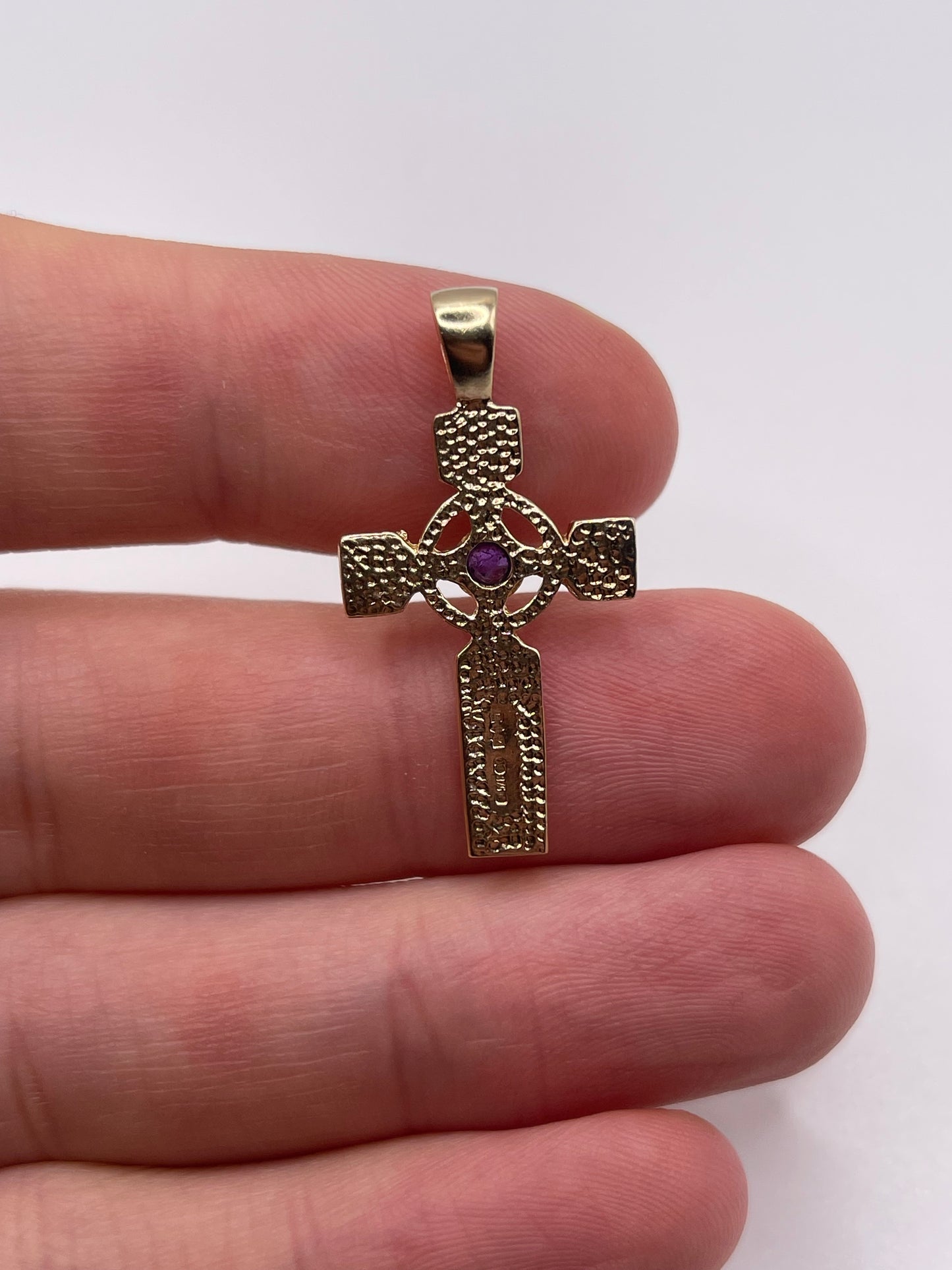 9ct gold cabochon amethyst cross pendant