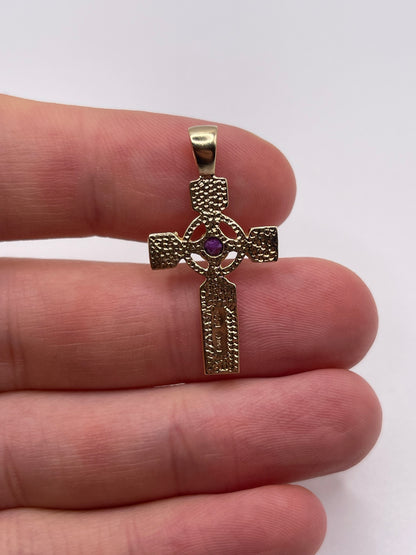 9ct gold cabochon amethyst cross pendant