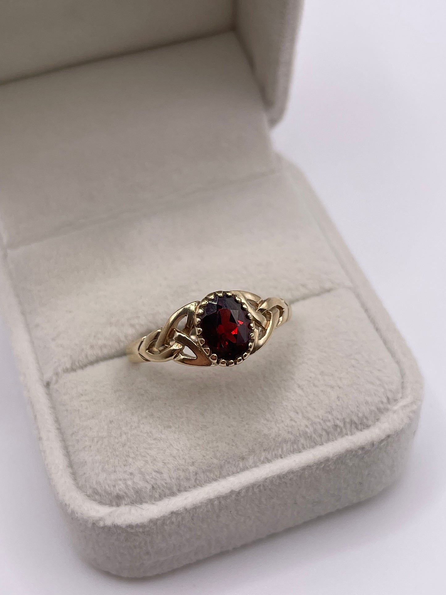 9ct gold garnet ring