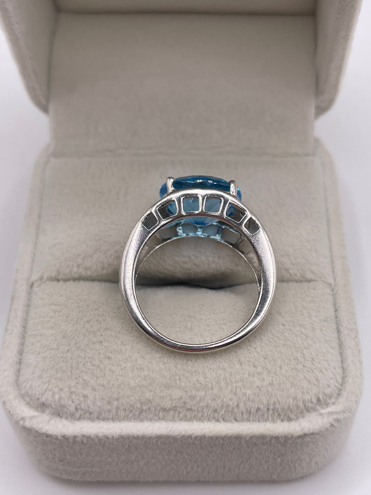 9ct white gold blue topaz ring