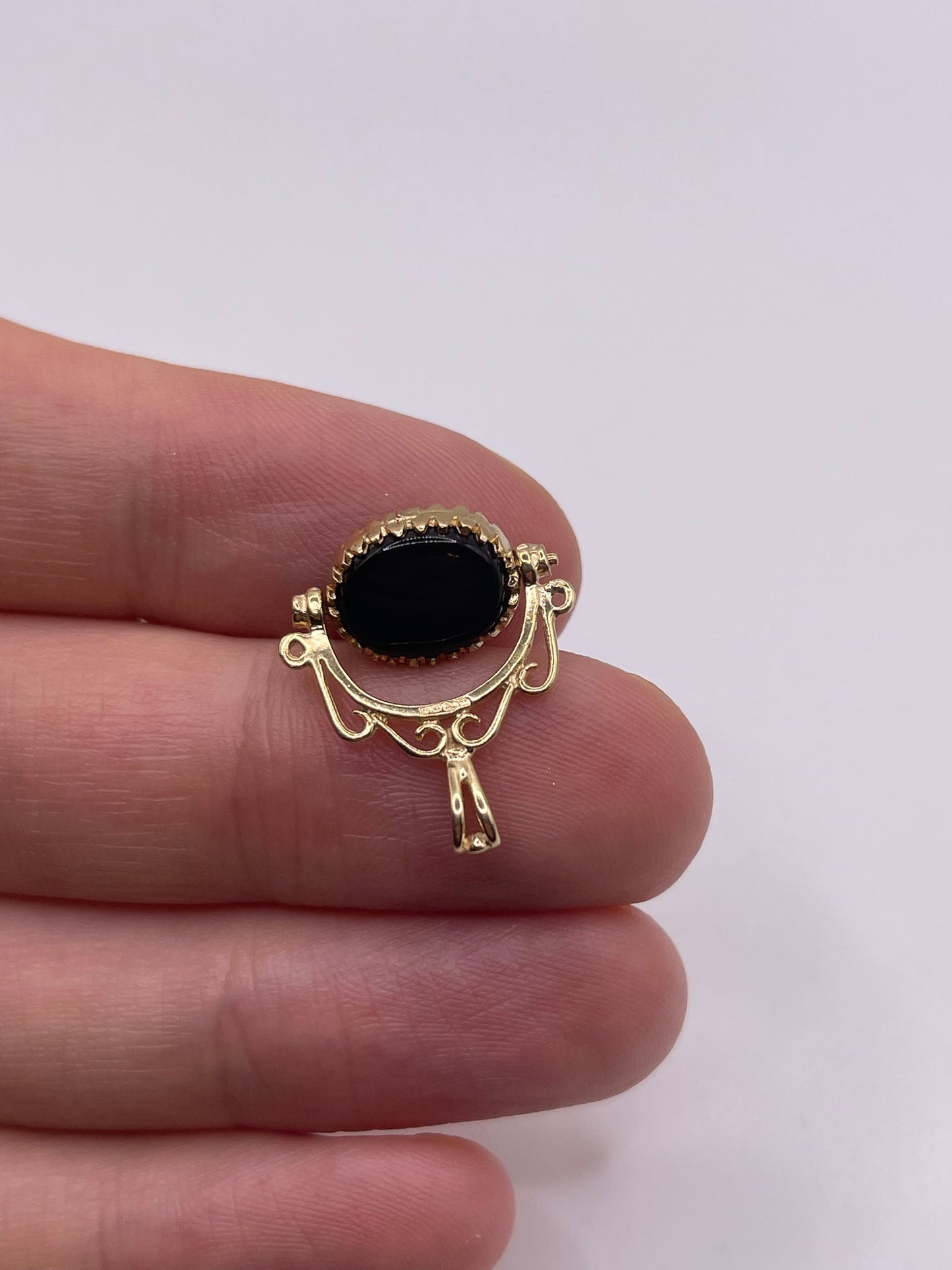 9ct gold onyx and carnelian spinning fob pendant