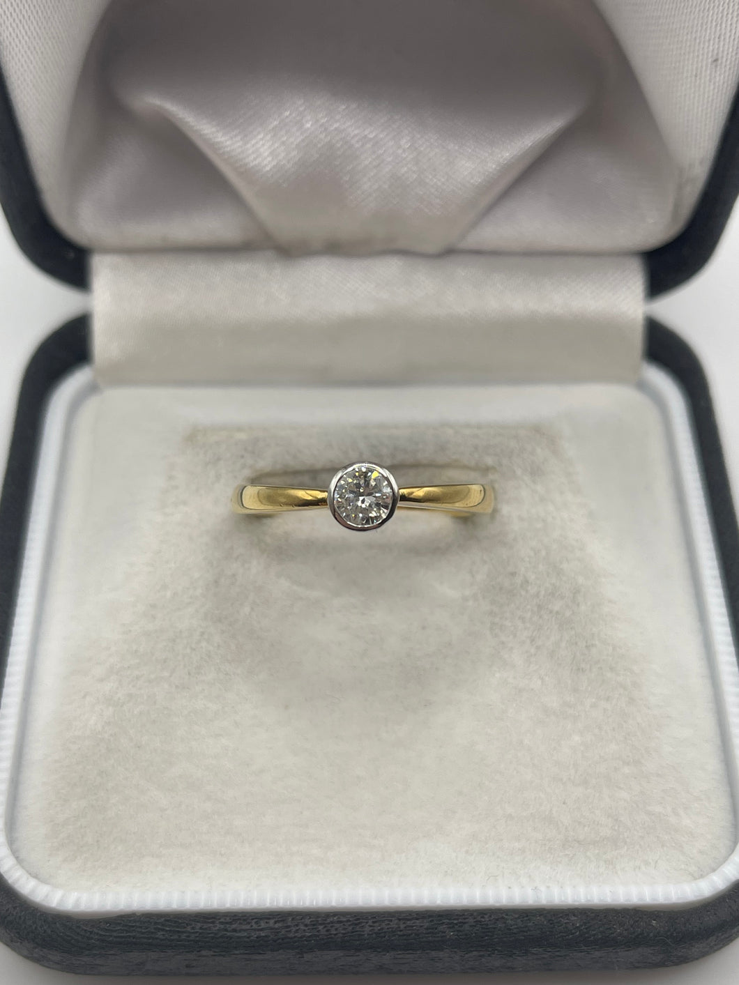 18ct gold 30 point diamond ring