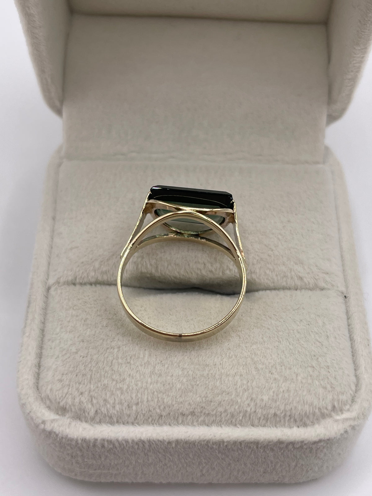 8ct gold synthetic spinel ring