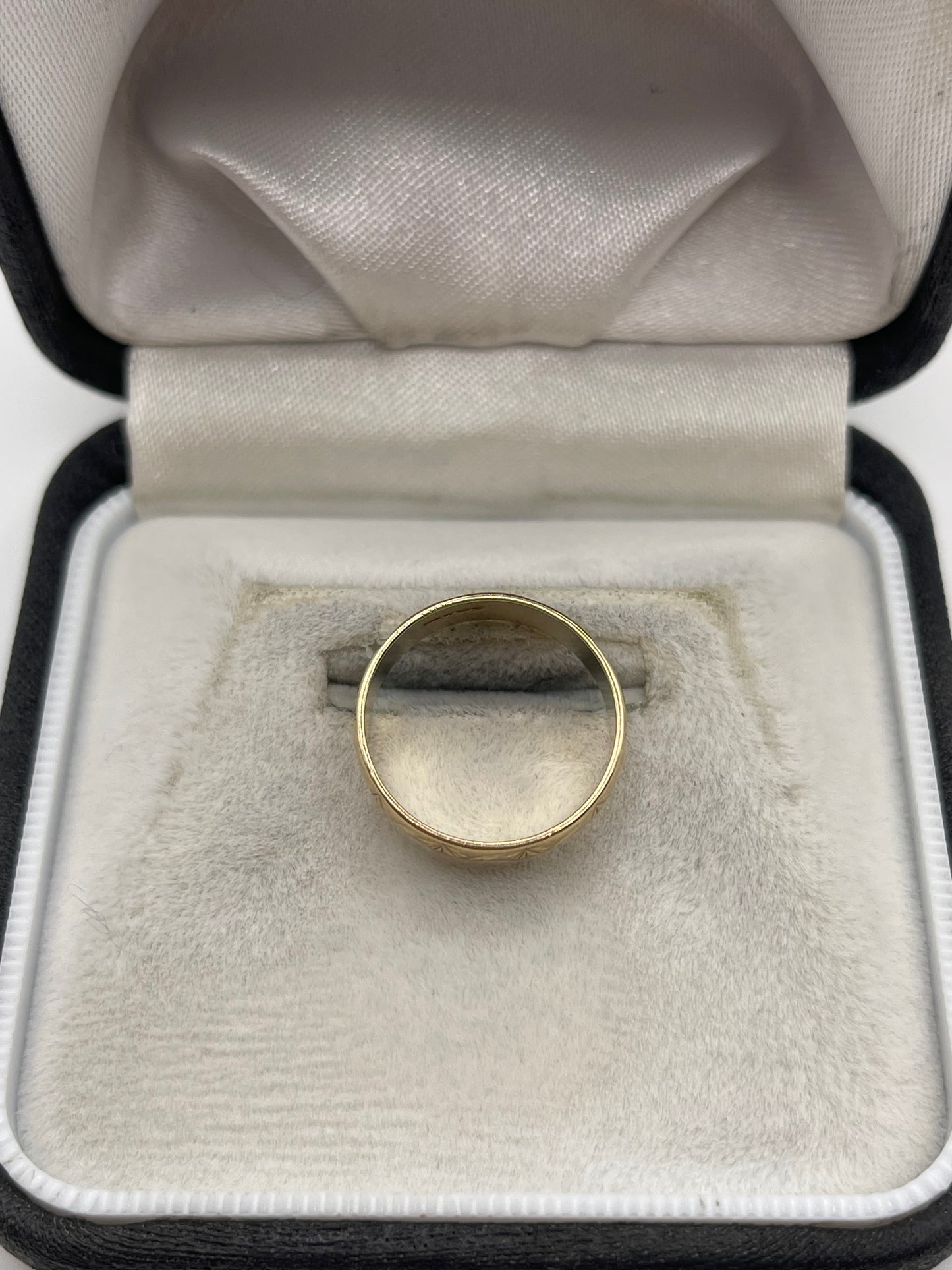 9ct gold patterned band