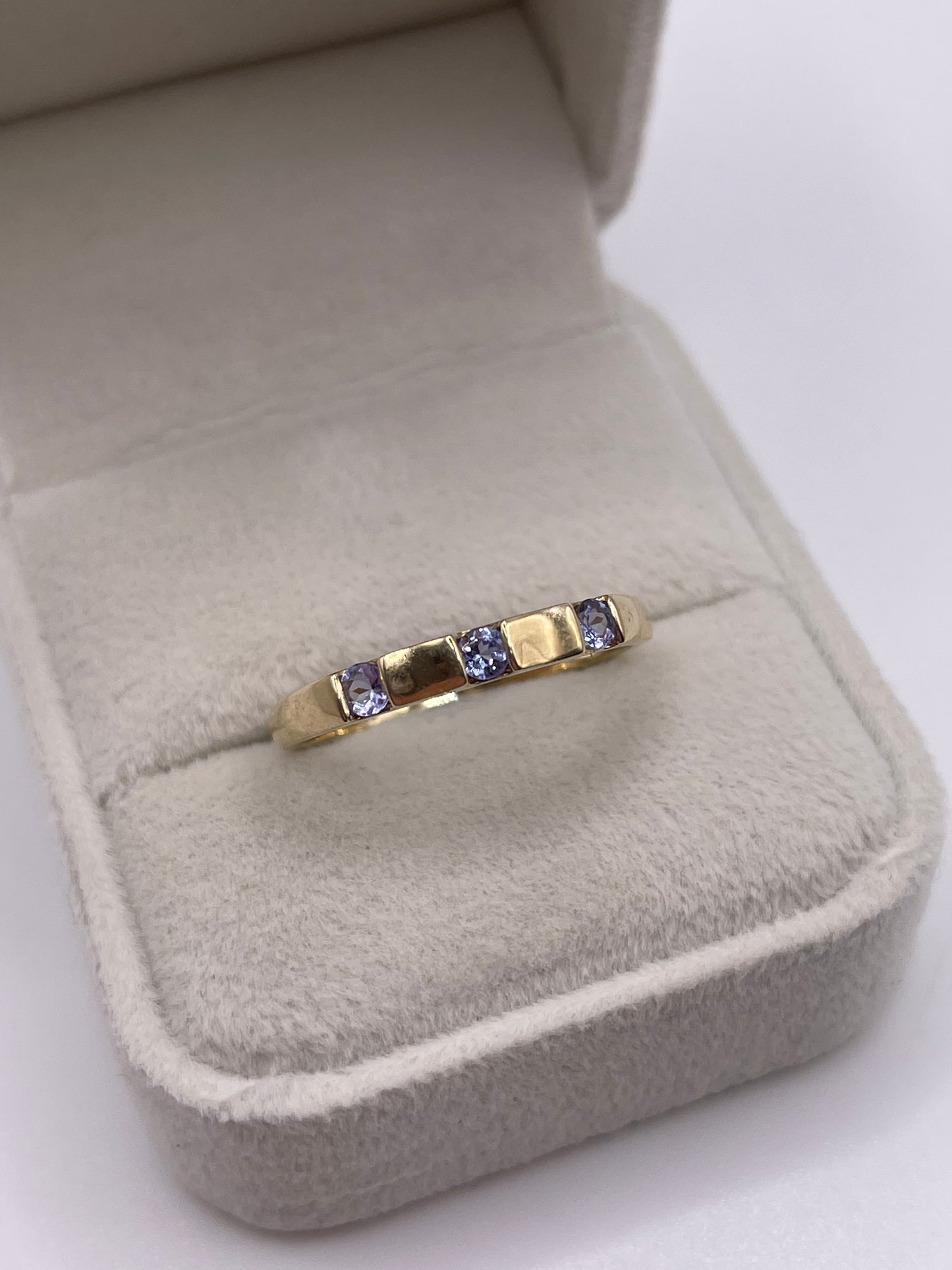 9ct gold tanzanite ring