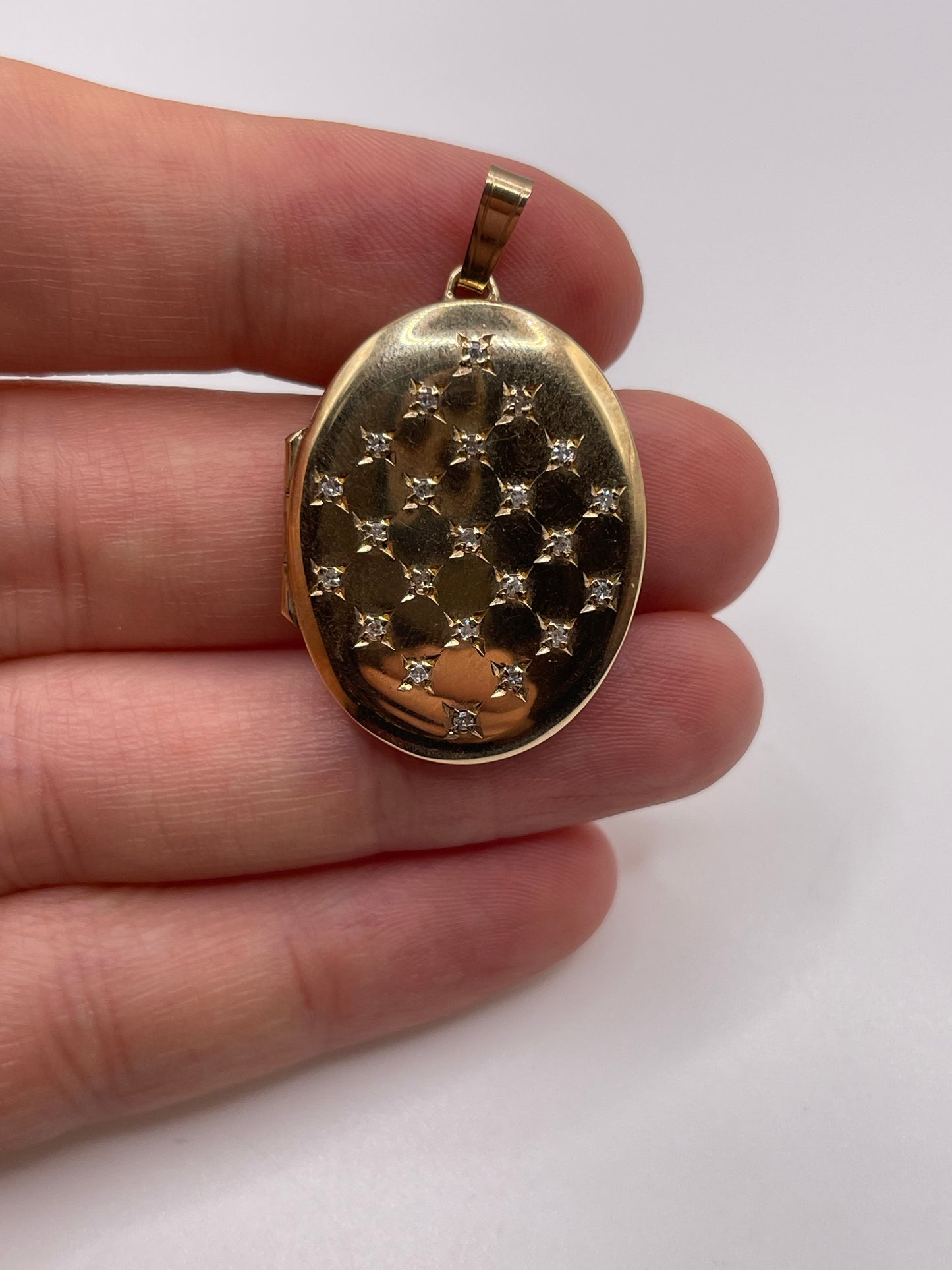 9ct gold diamond locket pendant
