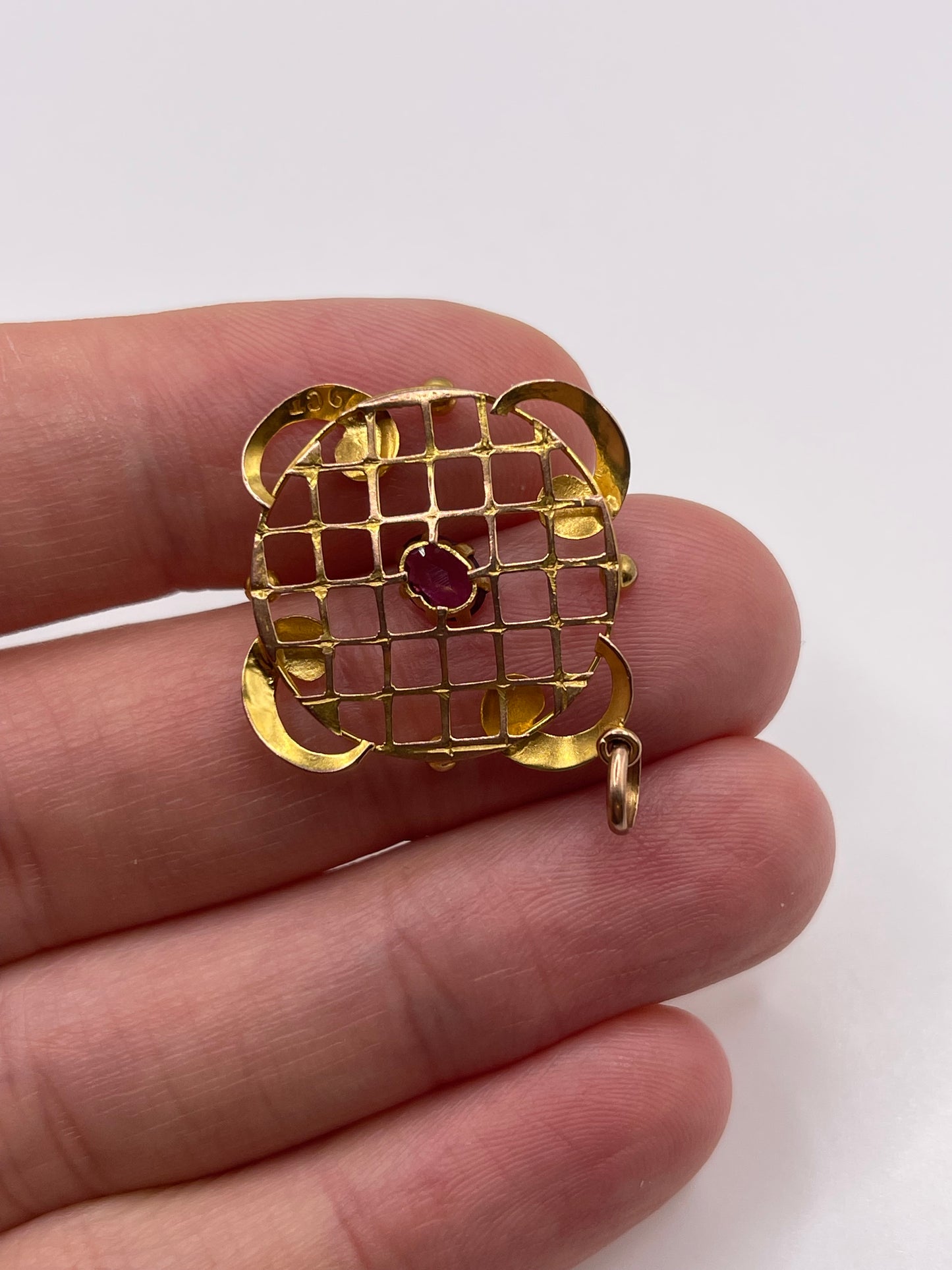 Antique 9ct gold garnet pendant
