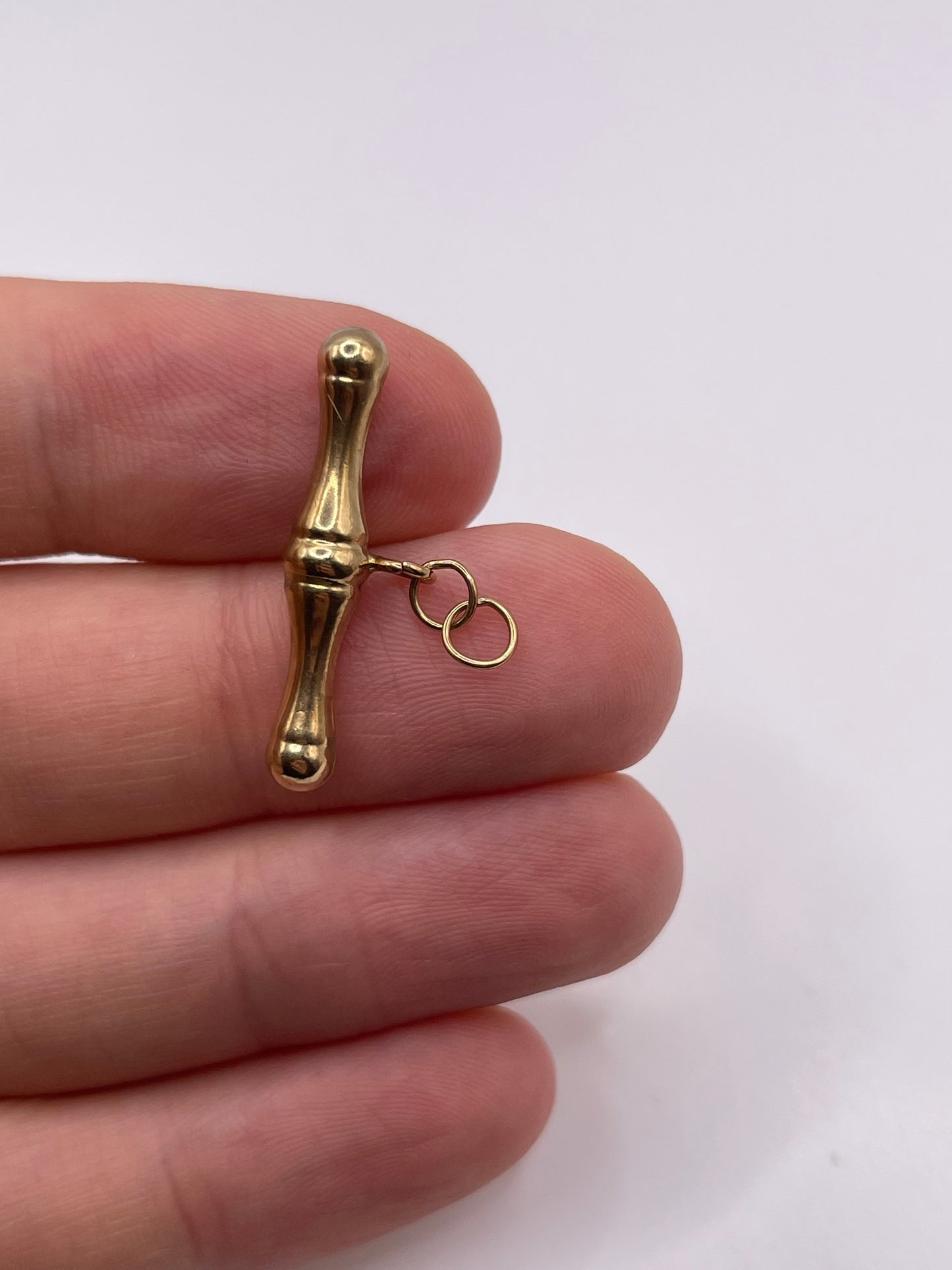 9ct gold t bar pendant