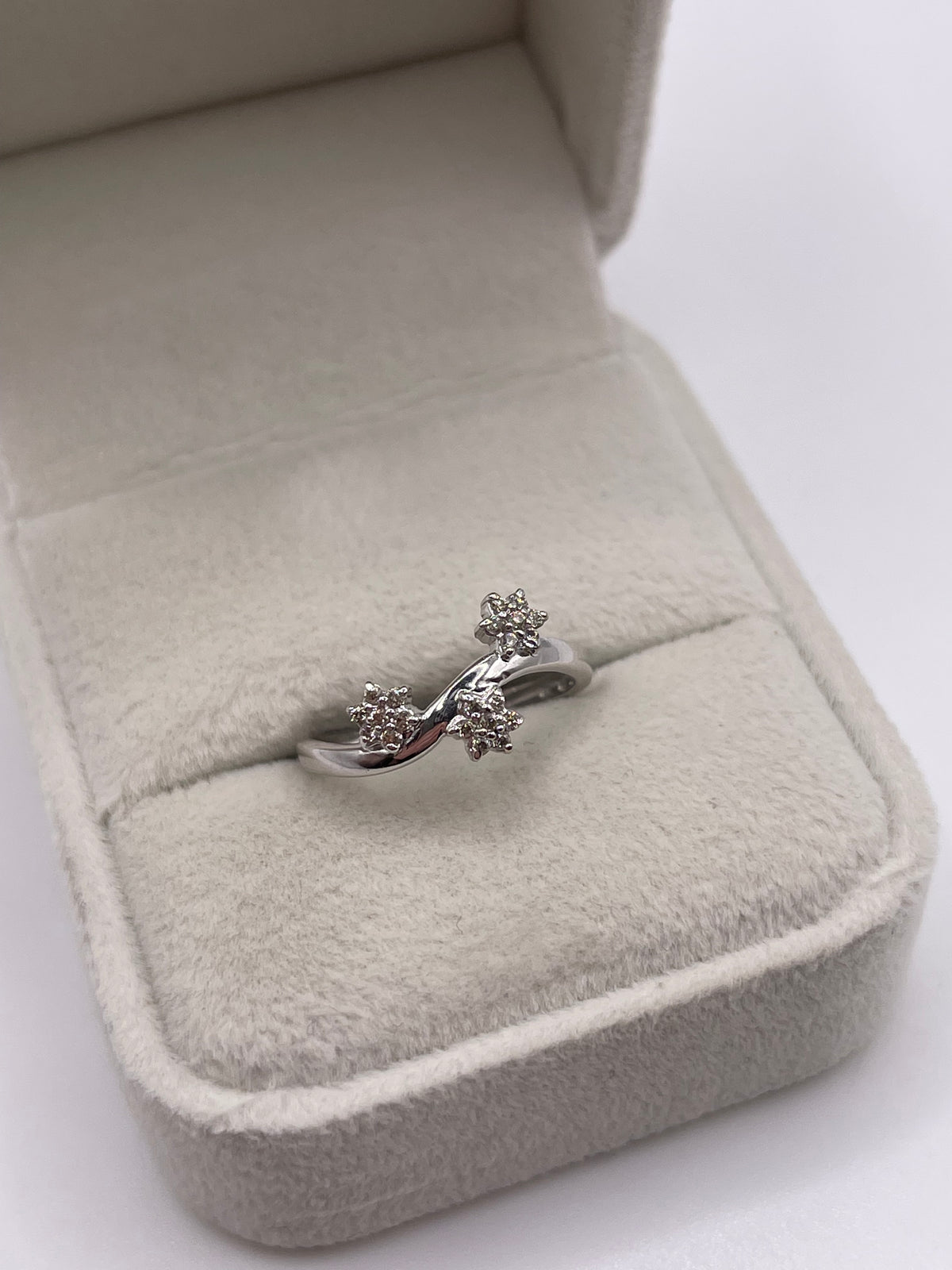 18ct white gold diamond cluster ring