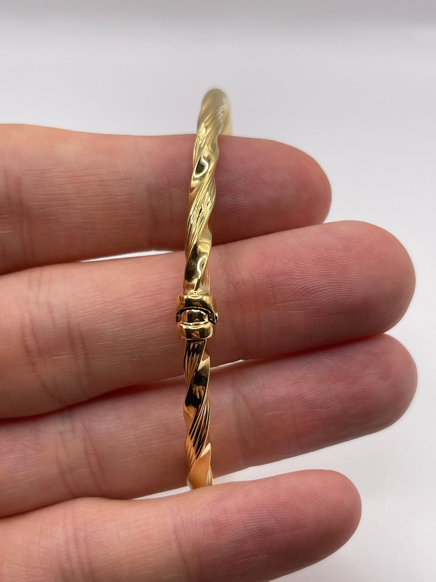 9ct gold bangle