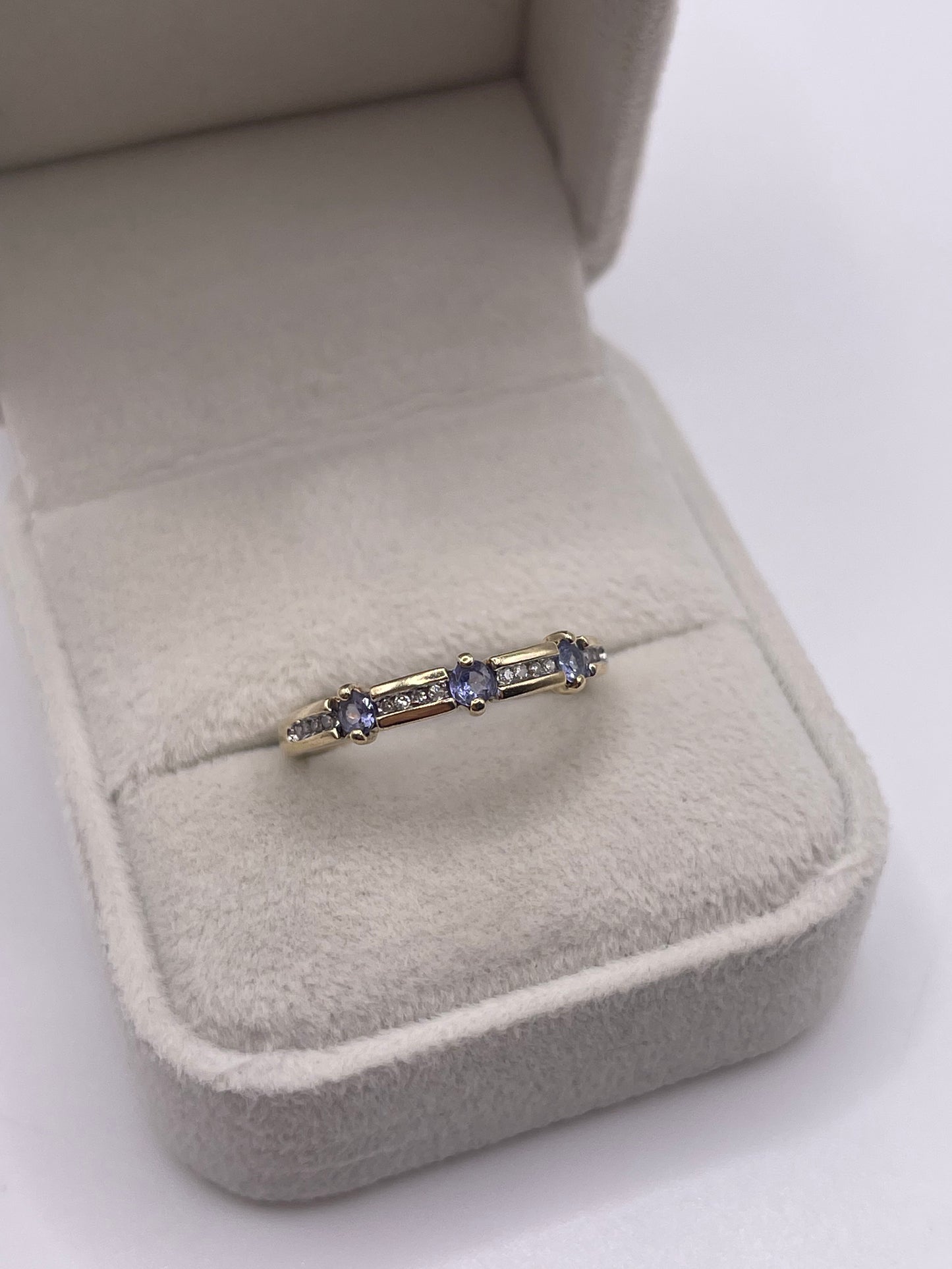 9ct gold tanzanite and diamond ring