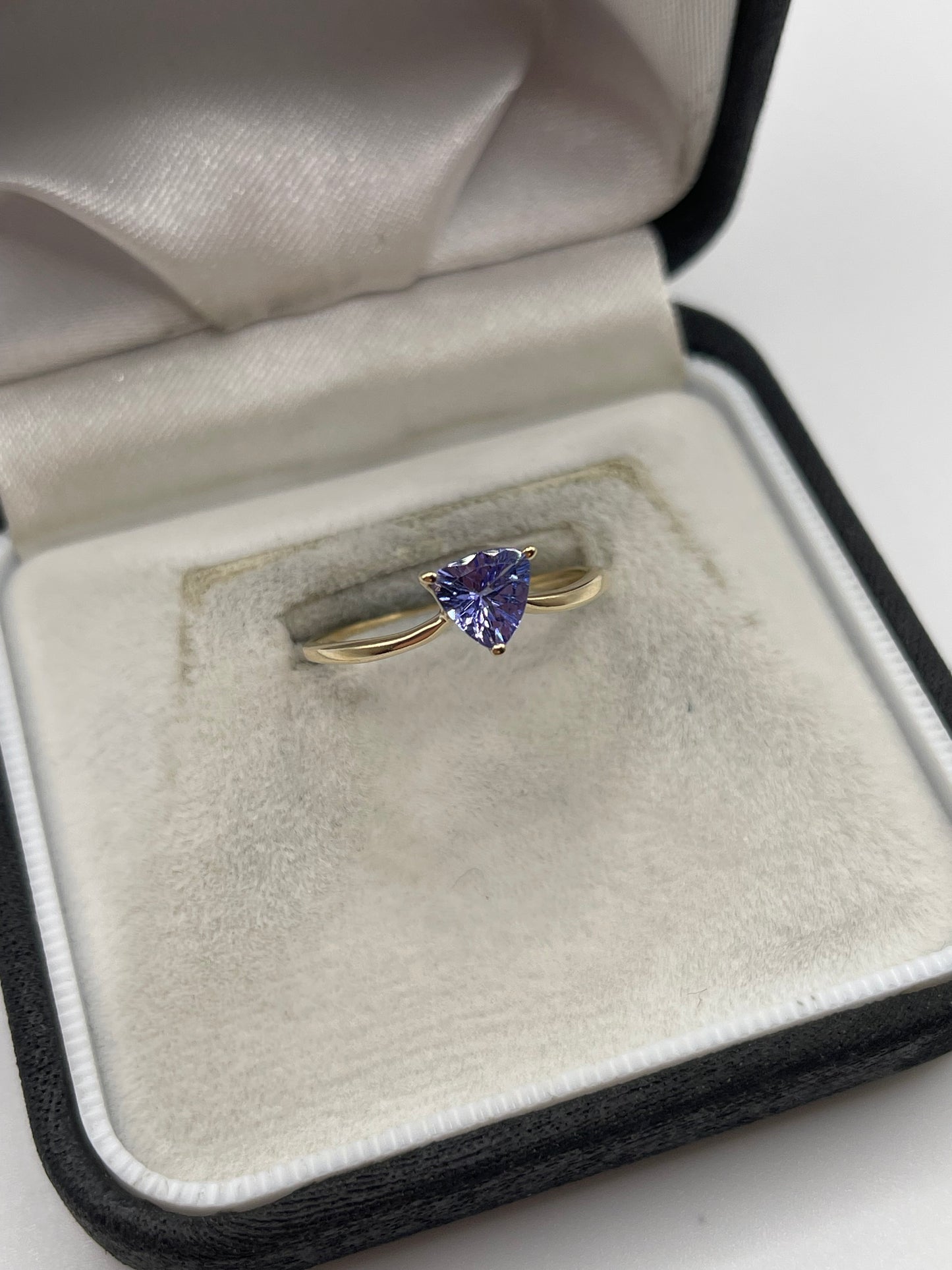 9ct gold tanzanite ring