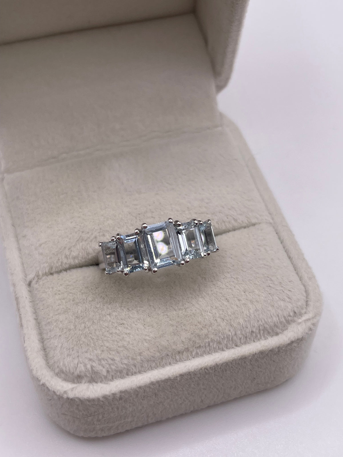 9ct white gold aquamarine ring