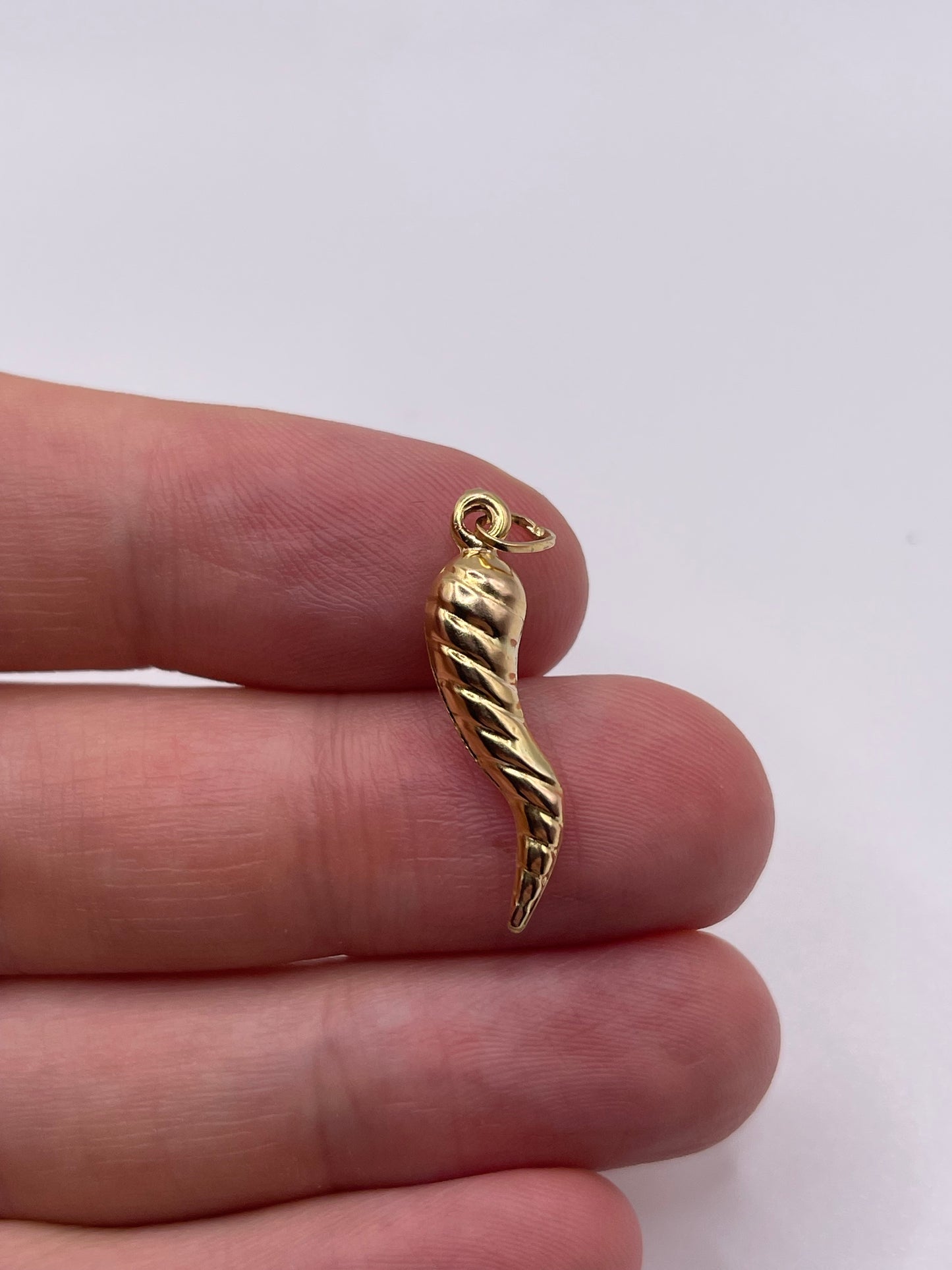 9ct gold horn of plenty pendant
