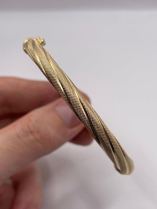 9ct gold bangle