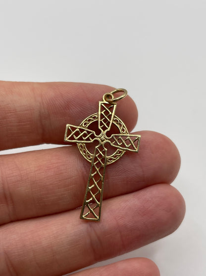 9ct gold Celtic cross pendant