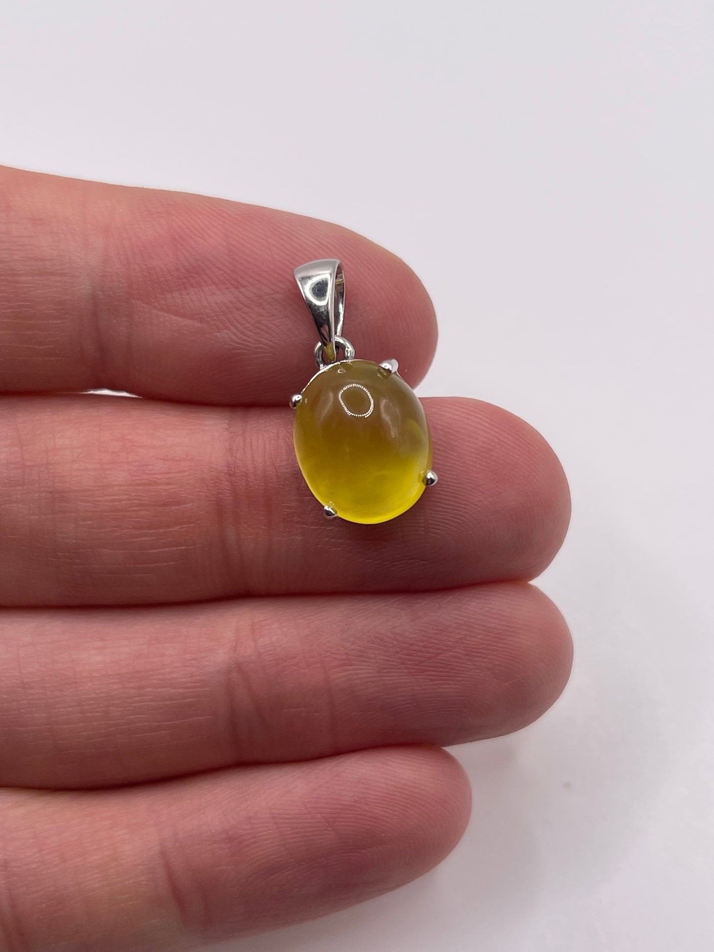 9ct white gold cabochon quartz pendant
