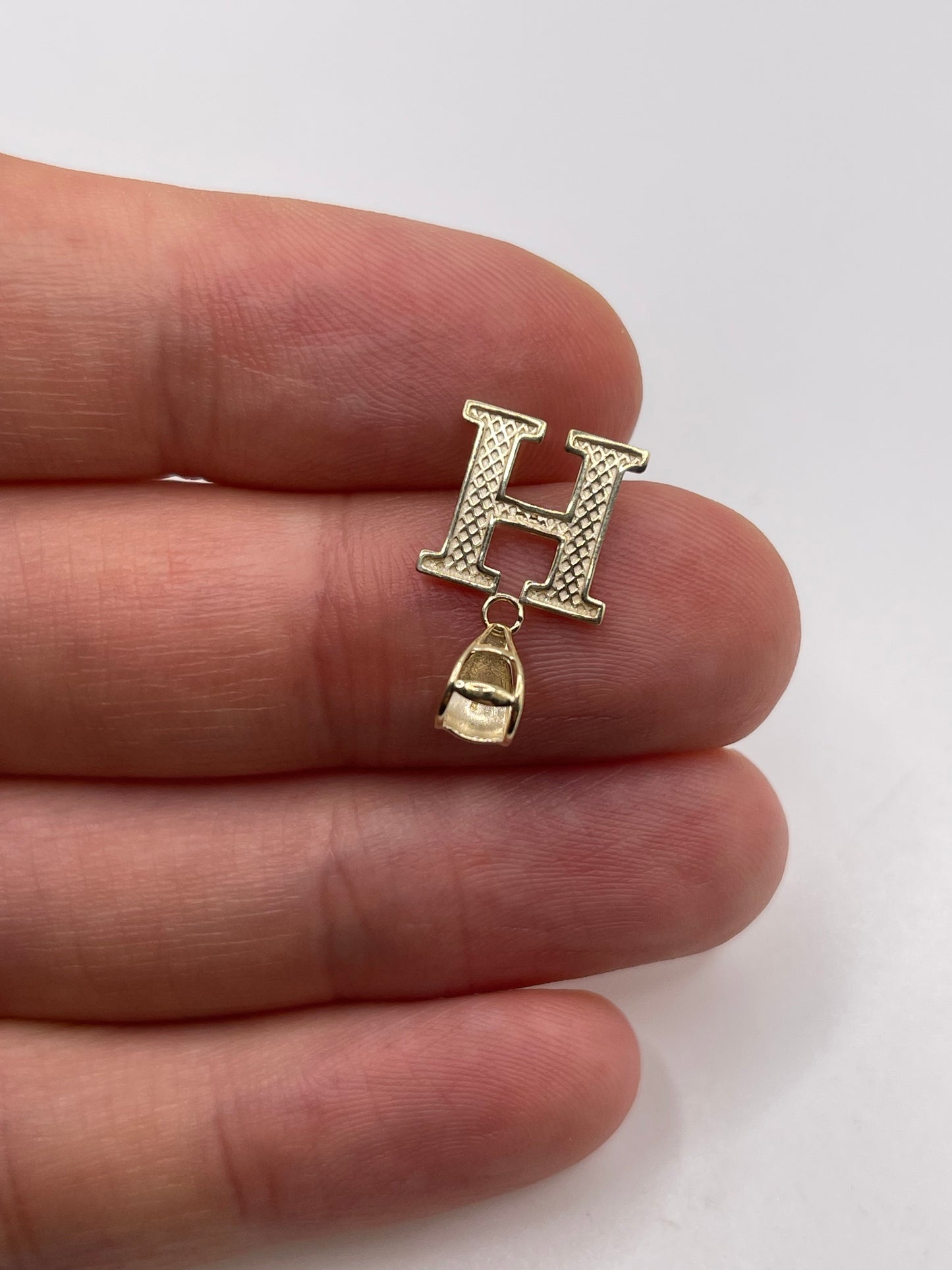 9ct gold initial H pendant
