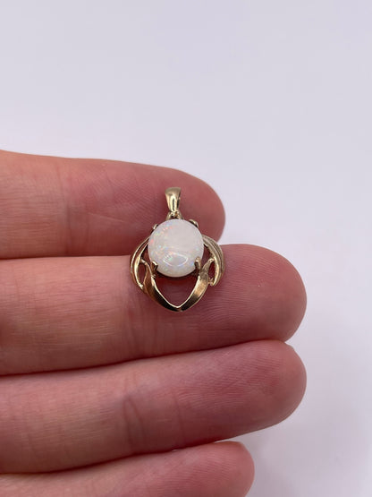 9ct gold opal pendant