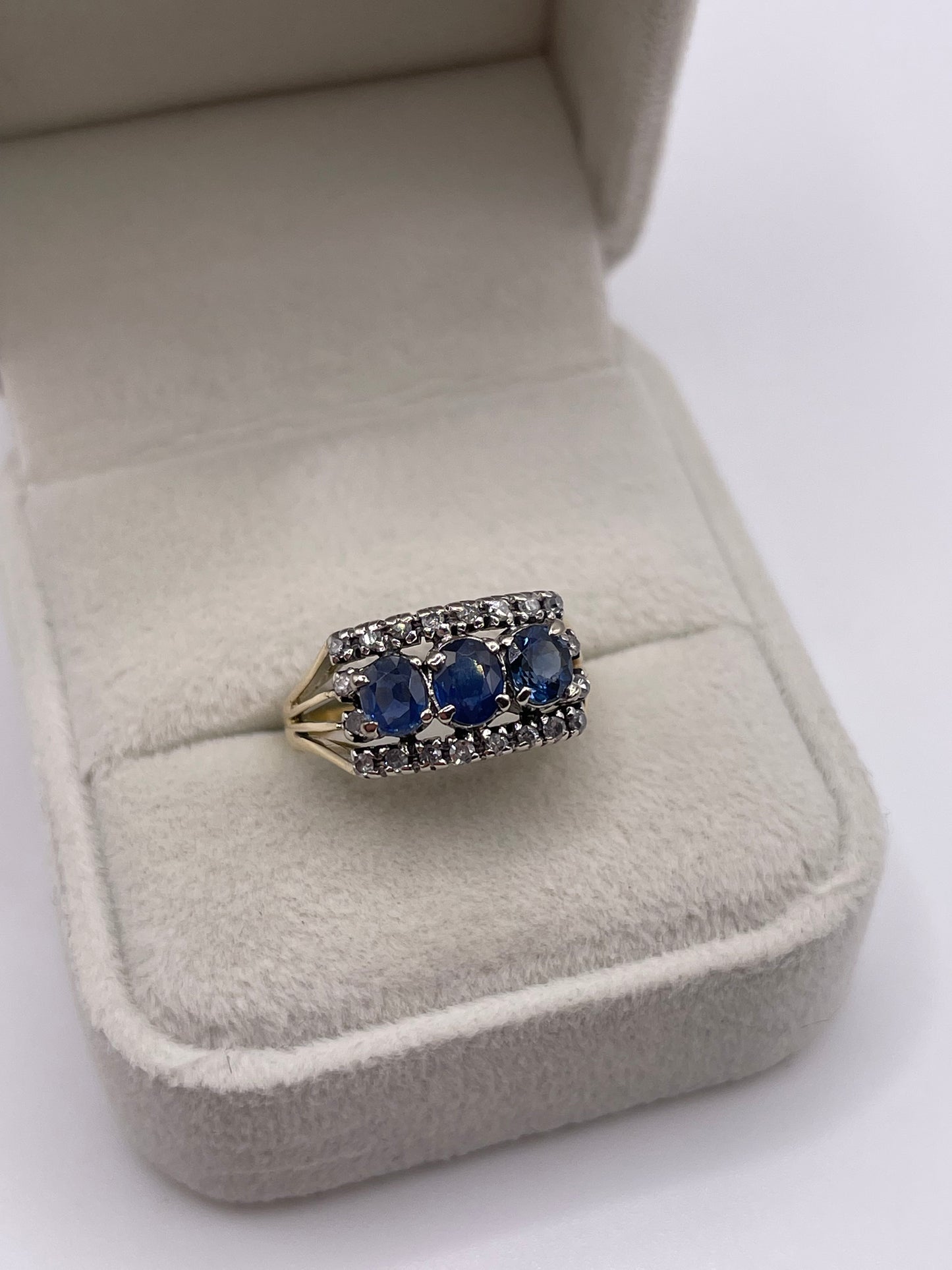 18ct gold sapphire and diamond ring