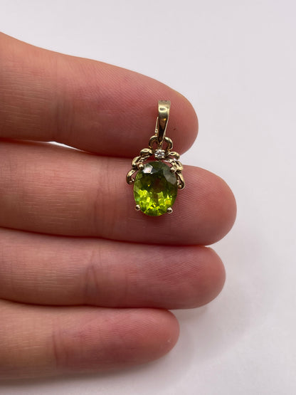 9ct gold peridot and diamond pendant