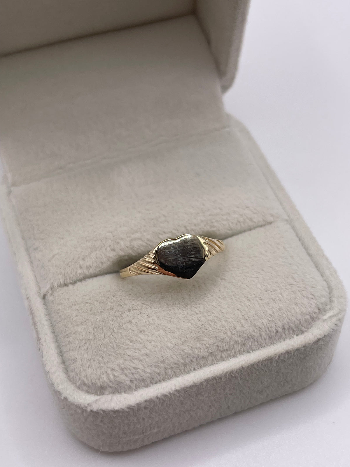 9ct gold heart signet ring