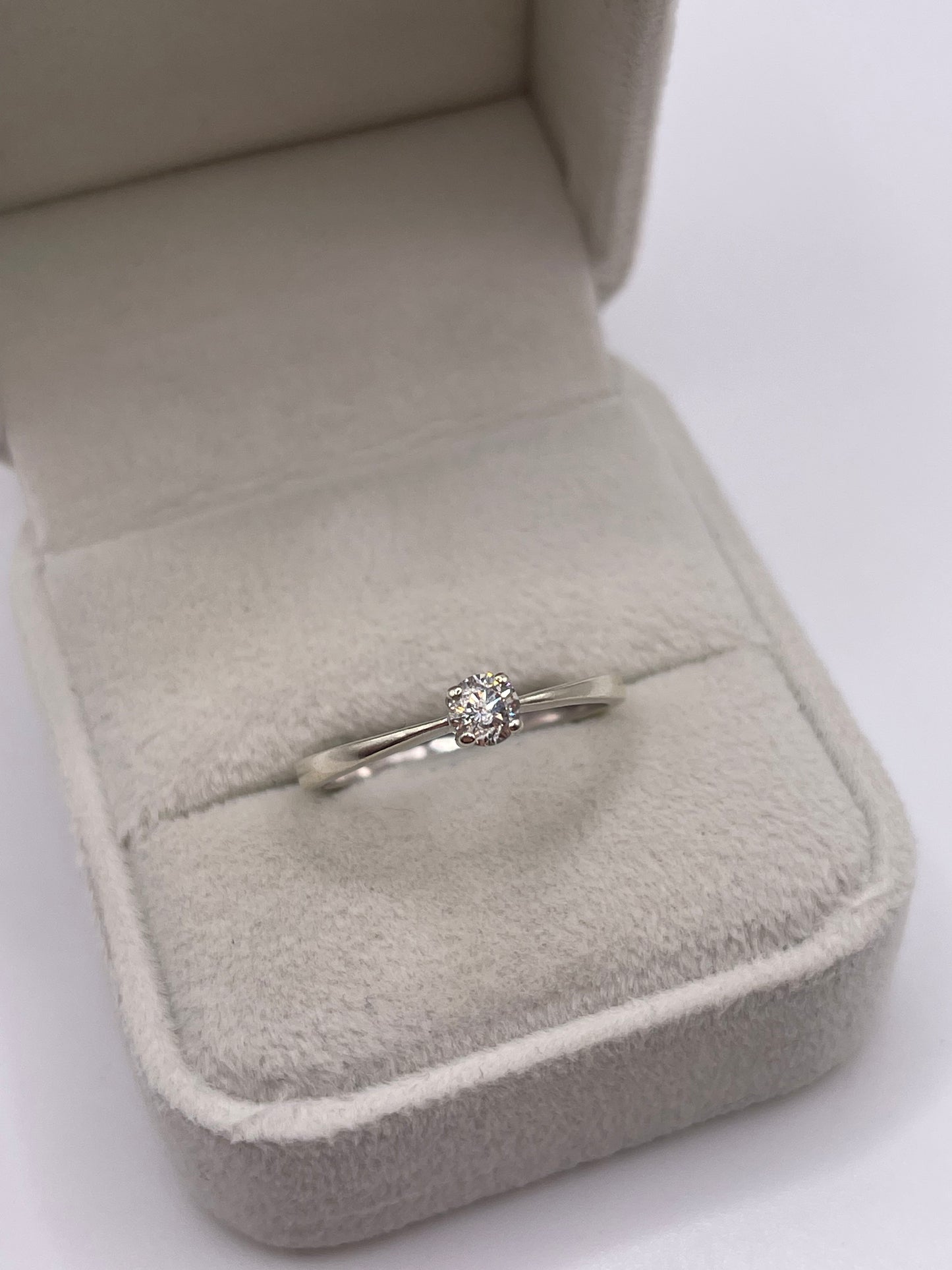 9ct white gold 25pt diamond ring