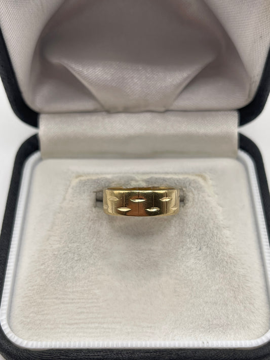 9ct gold patterned band