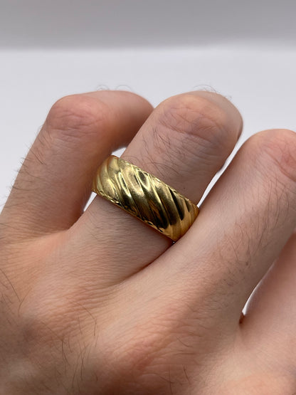 9ct gold patterned band