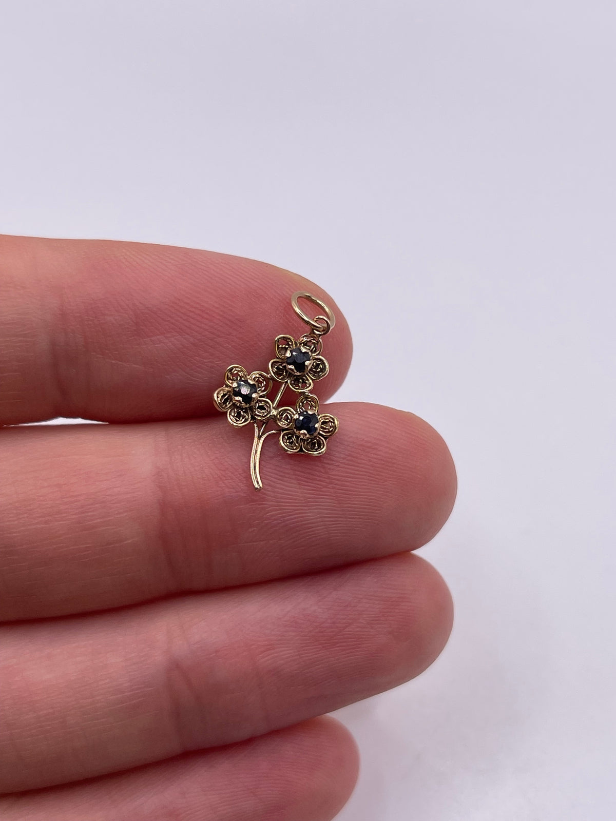 9ct gold sapphire pendant