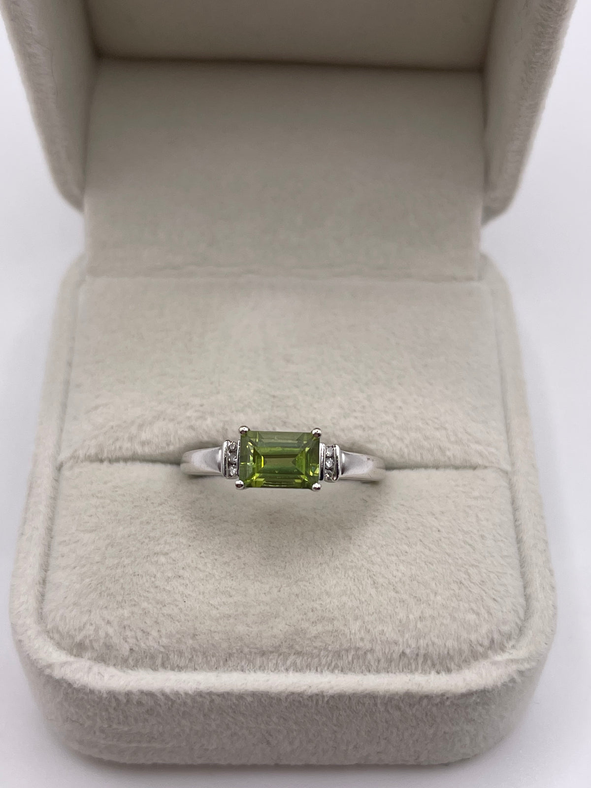 9ct white gold peridot and diamond ring