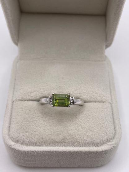 9ct white gold peridot and diamond ring