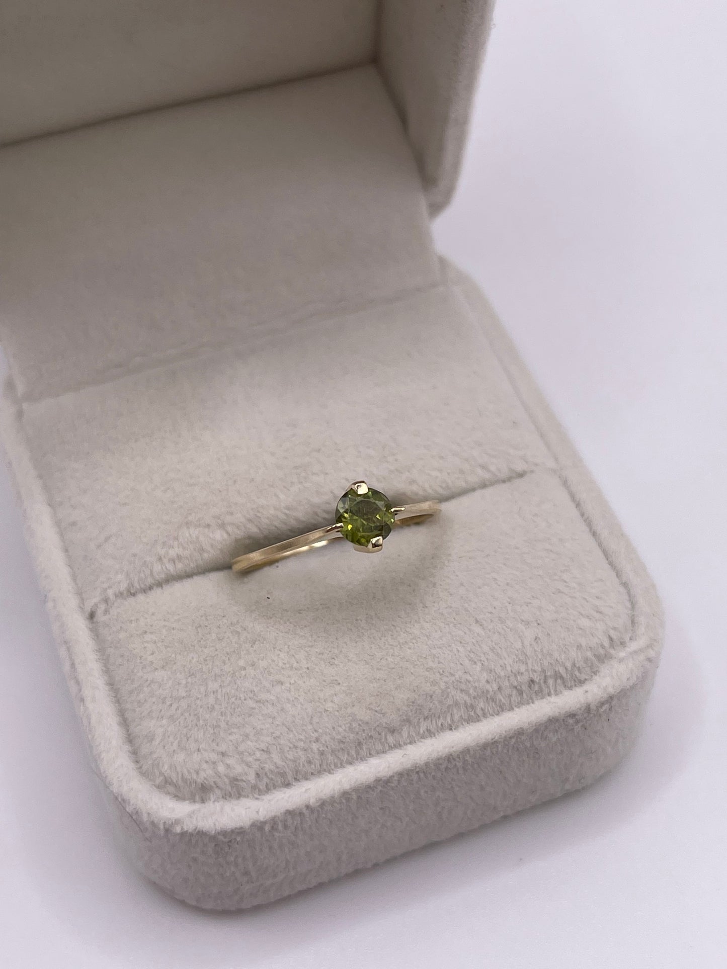 9ct gold quartz ring