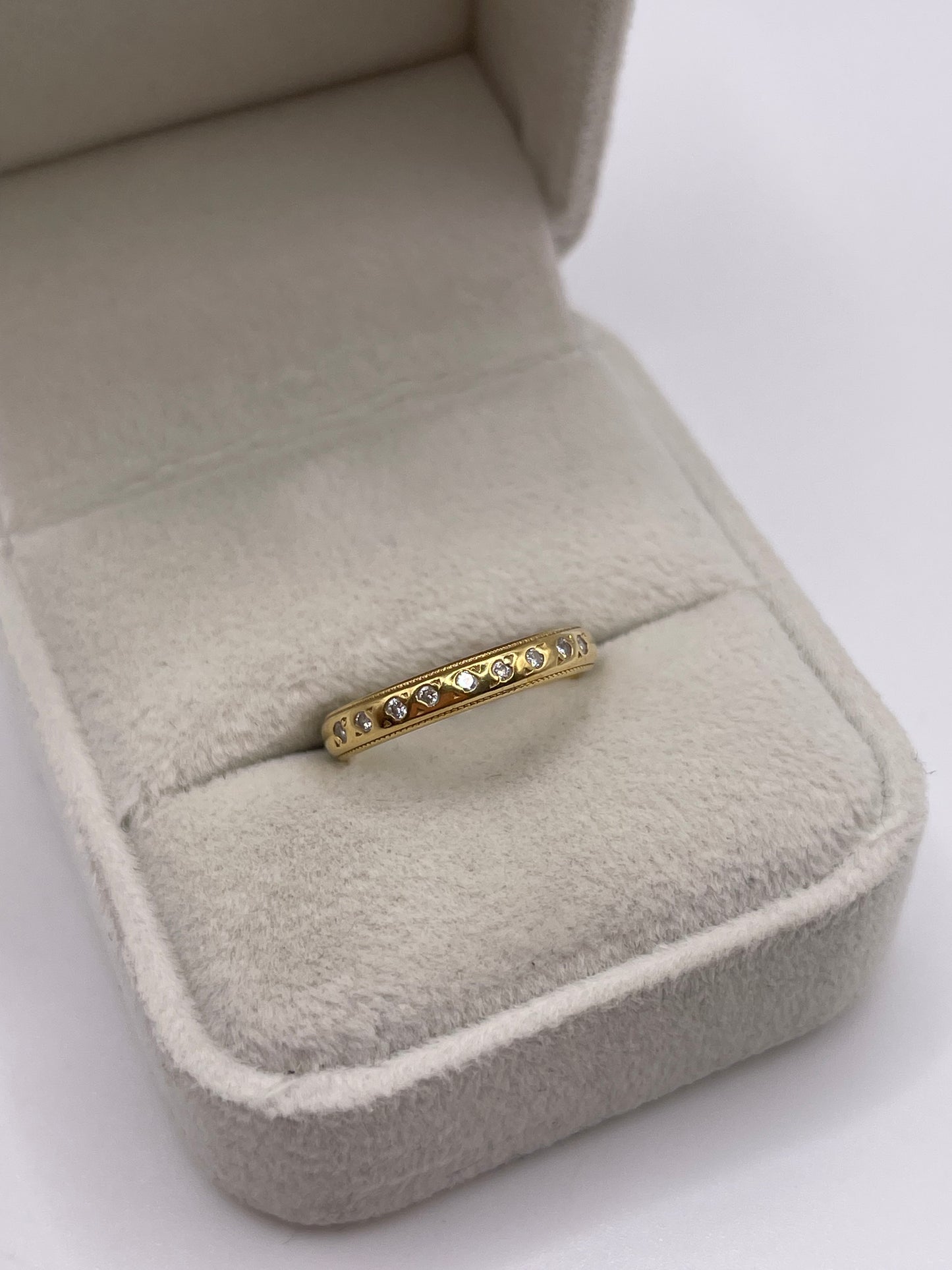 18ct gold point diamond ring