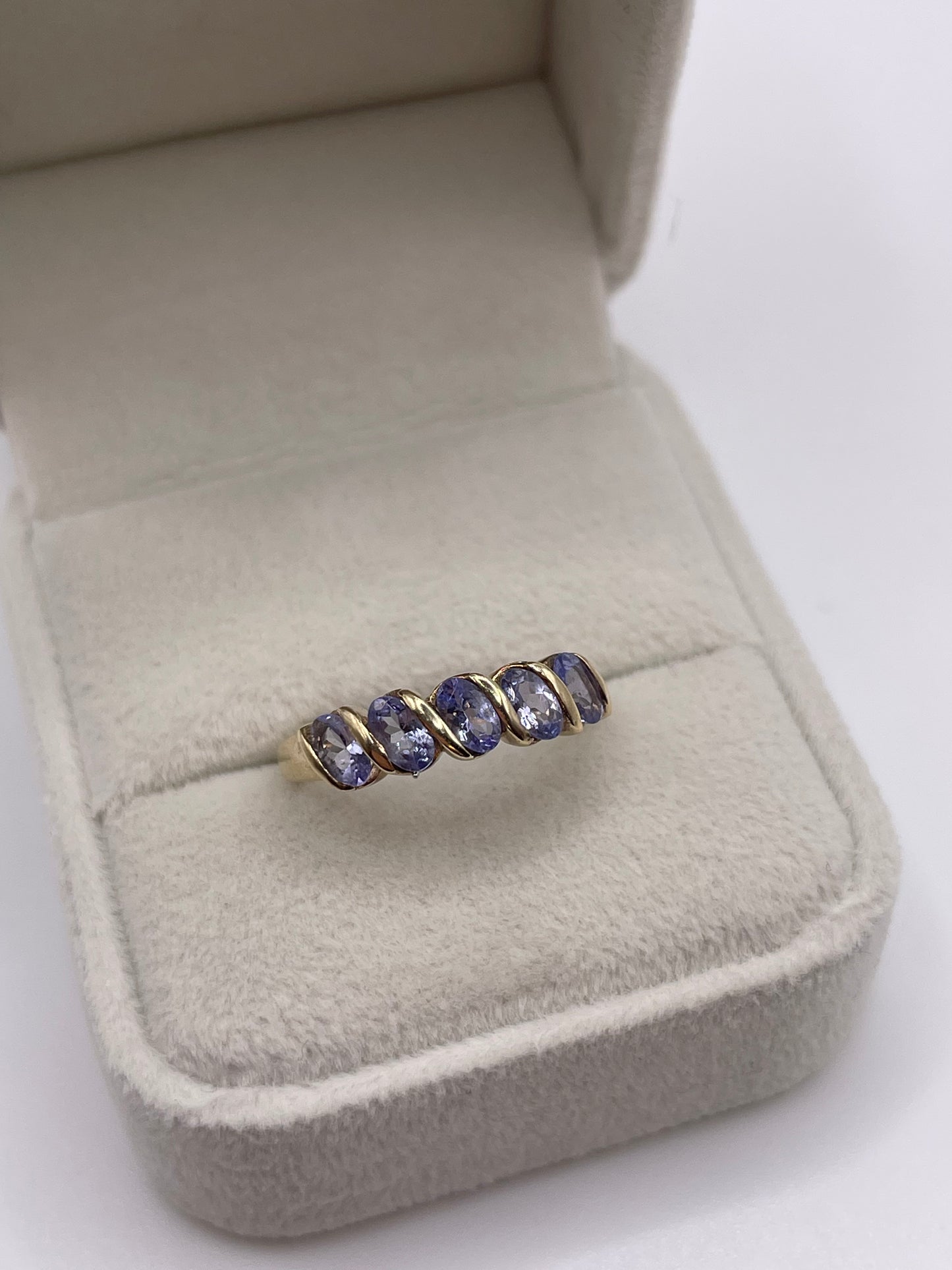 9ct gold tanzanite ring