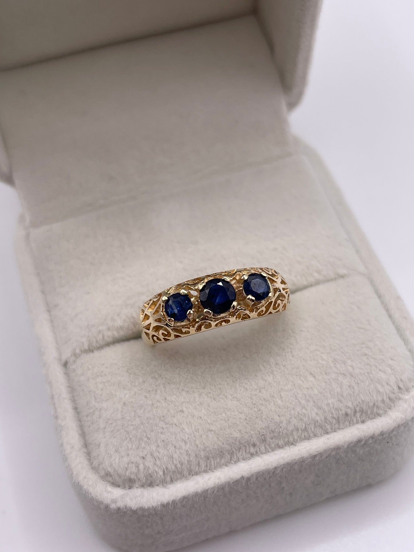 9ct gold sapphire ring