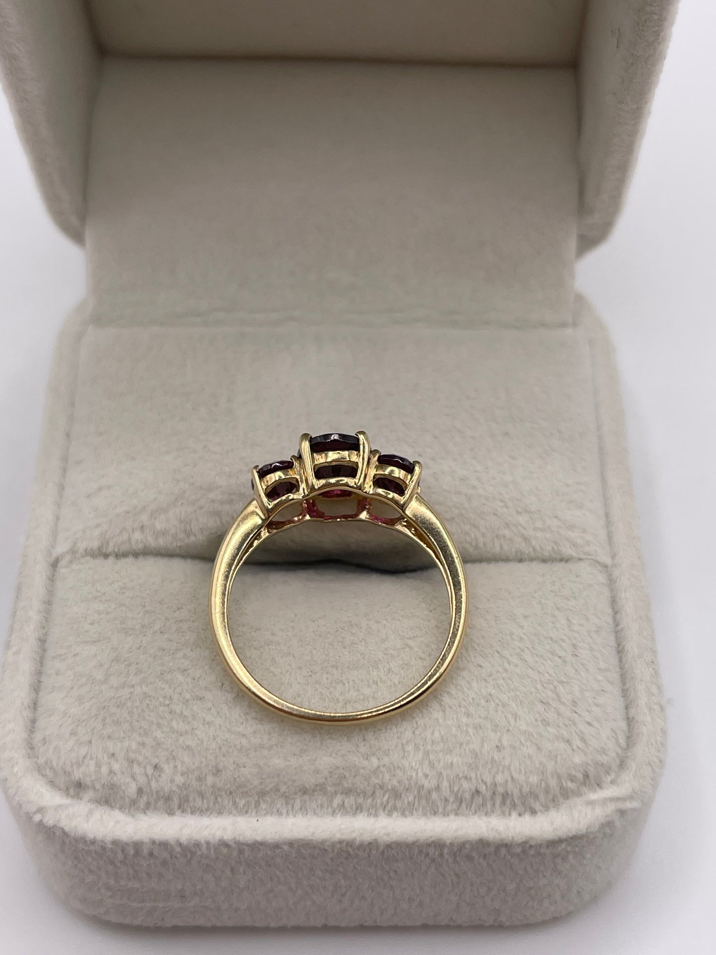 9ct gold garnet ring